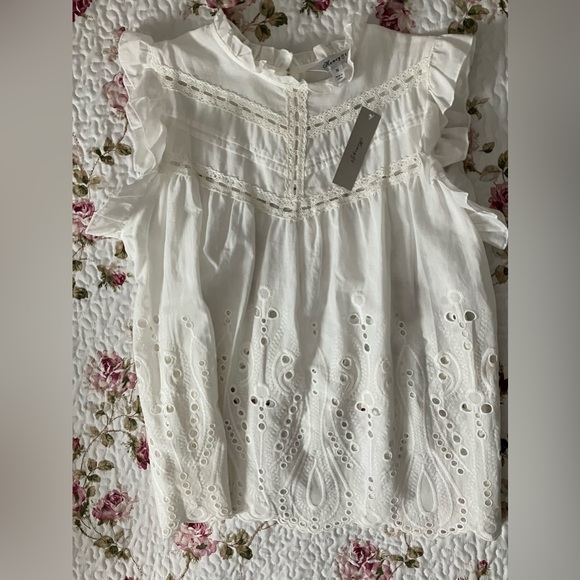NWT Creamy White Eyelet Lace Blouse with Ruffled Edging & Fabric Covered Button - Picture 10 of 10